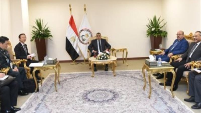 وزير الإنتاج الحربى مع نائب وزير كوريا الجنوبية