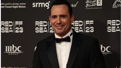 ظافر العابدين يصل مهرجان «البحر الأحمر» لحضور العرض الخاص لـ«أنف وثلاث عيون».. فيديو
