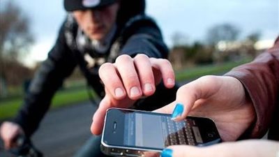 مطلعش آيفون.. لصوص يعيدون هاتفا إلى مالكه بعد سرقته