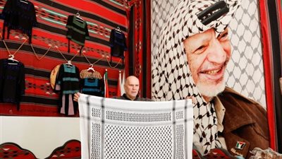 رغم استهداف بائعها.. الكوفية الفلسطينية تكتسح أمريكا