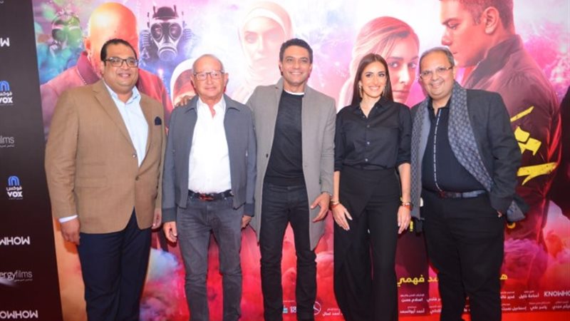 أبطال فيلم «شماريخ» مع نجيب ساويرس
