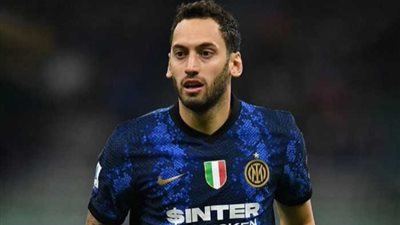 تحت منظار ليفربول.. هاكان تشالانوجلو مطلوب في الدوري الإنجليزي