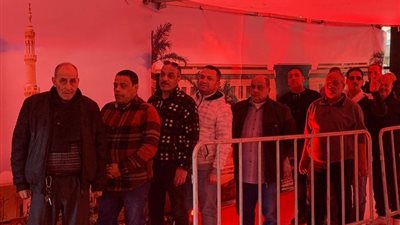 اصطفاف الناخبين قبل فتح أبواب اللجان بدائرة الزمالك.. صور