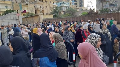المصريون يثبتوا تواجدهم بالساعات الأولي للانتخابات أمام لجان العباسية