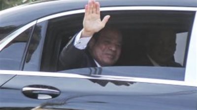 «السيسي» يغادر مقر اللجنة الانتخابية وسط هتافات المواطنين