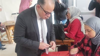 محمد فريد رئيس هيئة الرقابة المالية يدلي بصوته في لجنة النبراوى بالتجمع