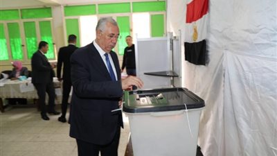 وزير الزراعة يدلى بصوته في الانتخابات بمدرسة المنارة بمدينة نصر