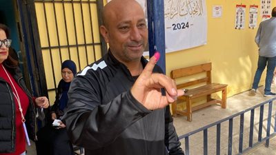 بعلامة النصر.. ياسر ريان يدلي بصوته في الانتخابات الرئاسية 2024