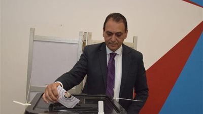 بالصور.. وزير شئون المجالس النيابية يُدلي بصوته في الانتخابات