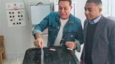 حكيم يدلى بصوته في انتخابات الرئاسة بمصر الجديدة