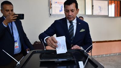 بعد الإدلاء بصوته في الانتخابات.. وزير الرياضة: سعيد بمشاركة الشباب