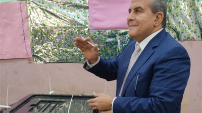طاهر أبوزيد يدلي بصوته في لجنة شبرا ويلتقط صور تذكارية مع الناخبين