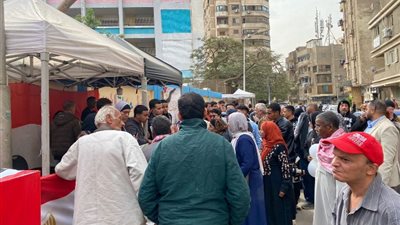 ملحمة وطنية يسطرها المواطنون أمام مدرسة محمود عزمي للاقتراع