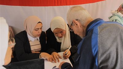 متطوعون يساعدون المواطنين في معرفة لجانهم الانتخابية