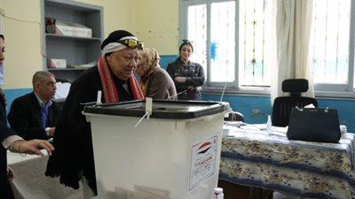 مستشارة لجنة «القومية للأهرام» تساعد مسنة للإدلاء بصوتها في الانتخابات