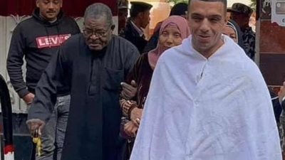 بملابس الإحرام.. مواطن يدلي بصوته في الانتخابات الرئاسية بالمطرية