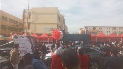 «بلالين وأغان وطنية».. سكان الشيخ زايد يقبلون على التصويت بشكل متواصل