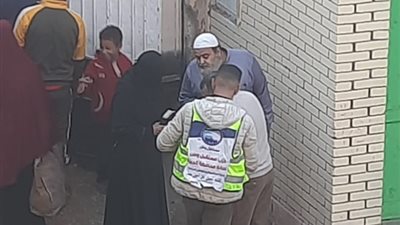 أعضاء حزب النور يساعدون المواطنين في معرفة لجانهم الانتخابية بالبدرشين
