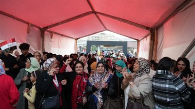 الناخبون يتوافدون بعد فتح باب التصويت بمدرسة أحمد زويل بمدينة 15 مايو
