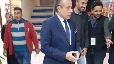رئيس مكتب التمثيل التجاري يدلي بصوته بالقاهرة الجديدة