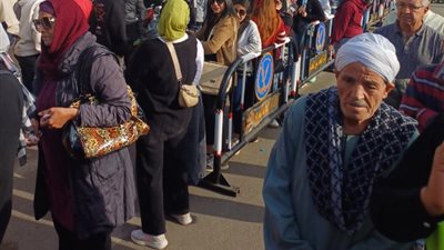 عشرات الناخبون ينتظرون فتح أبواب اللجان بمصر الجديدة