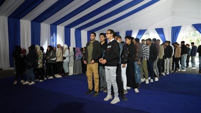 في الدقائق الأولى.. إقبال كثيف من الناخبين بمدرسة مصطفى أبو عميرة