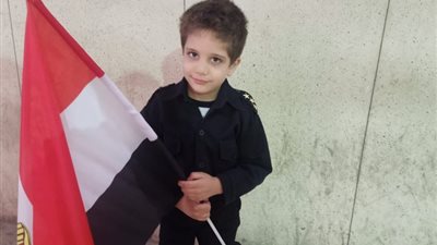 بثلاث نجوم وعلم مصر.. الطفل يوسف بصحبة والده في الانتخابات الرئاسية