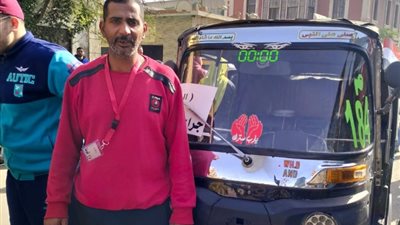 سائق توتك توك ينقل الناخبين مجانا: «بوصلهم حبا في الرئيس»