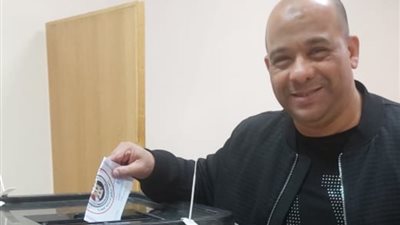 بالصور.. لاعب الأهلي الأسبق يُدلي بصوته في الانتخابات الرئاسية