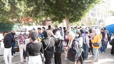 بعد انتهاء الراحة.. طوابير الناخبين تمتد أمام اللجان في حدائق القبة