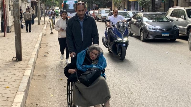 سيدة عجوز تدلي بصوتها في الانتخابات