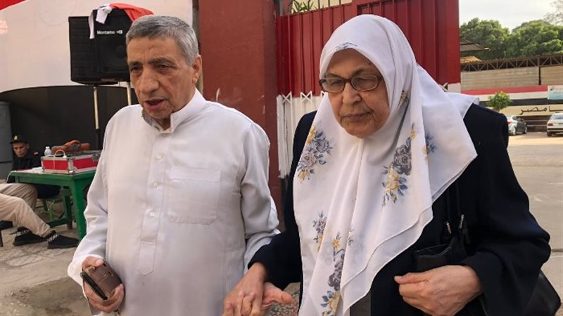 كبار سن يدلون بأصواتهم