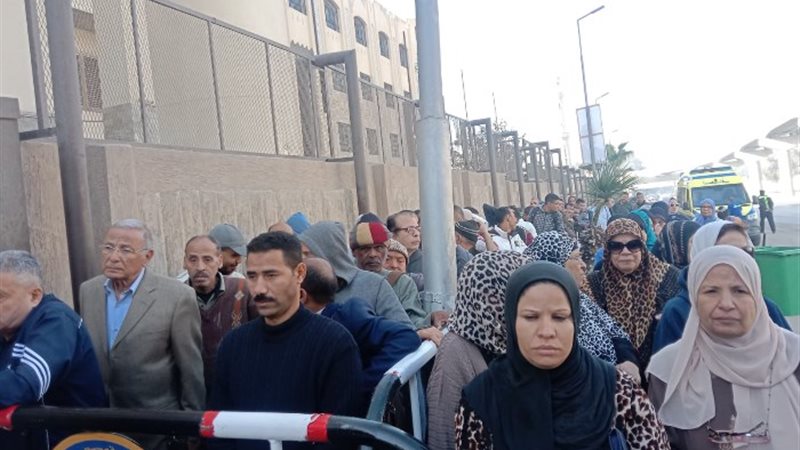 توافد الناخبين أمام اللجان الانتخابية بدائرة مدينة نصر