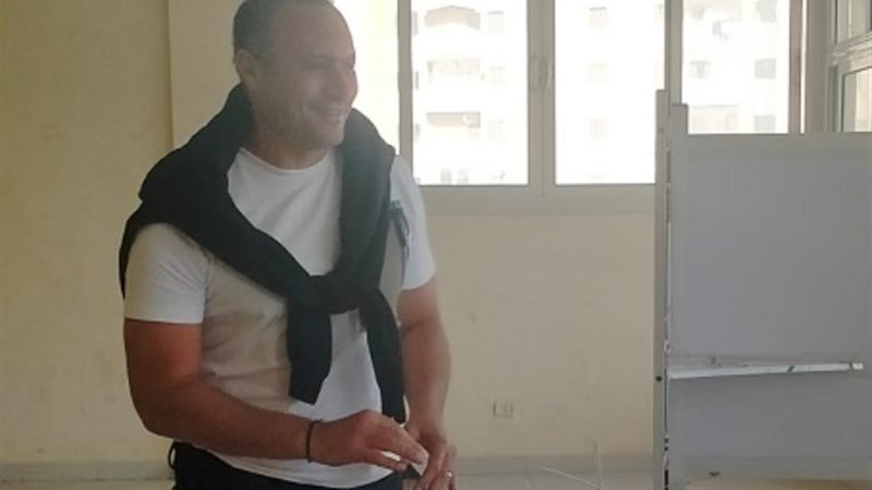 نادر السيد يدلي بصوته في الشيخ زايد