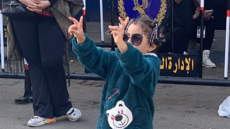 طفلة أمام احدي لجان الزمالك