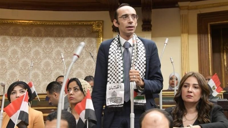 النائب محمد عبد العزيز
