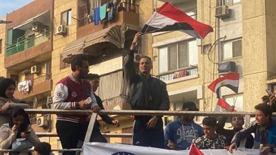 حسن شاكوش يتجول بحافلة مكشوفة بالعجوزة لحث المواطنين على التصويت
