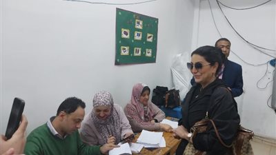 بعد جولة على المدارس.. وفاء عامر تدلي بصوتها في قومية العجوزة