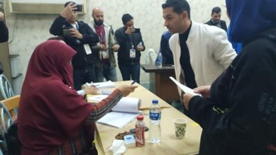 الإعلامي الرياضى هاني حتحوت  يدلي بصوته في الجامعة العمالية