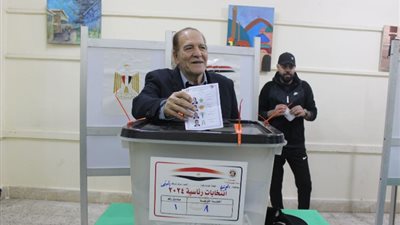 الممثل عبد السلام الدهشان يدلي بصوته في مدرسة الأورمان الثانوية بالدقي