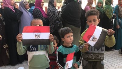 أطفال عابدين يشاركون في العرس الانتخابي حاملين أعلام مصر