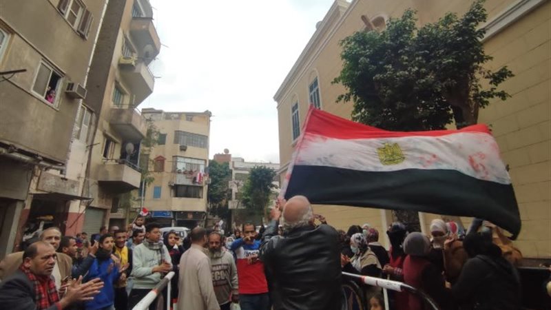 احتفالات الناخبين أمام اللجان الانتخابية
