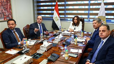 «التنمية المحلية» تتابع جهود تحسين مستوى النظافة بالقاهرة والجيزة