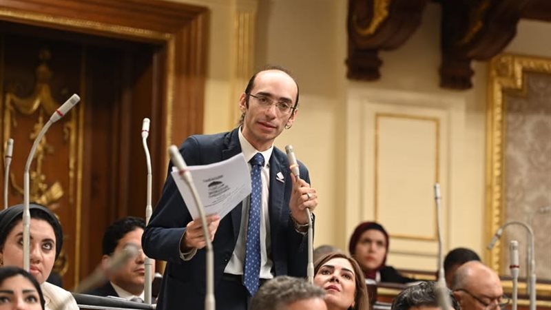 النائب محمد عبد العزيز