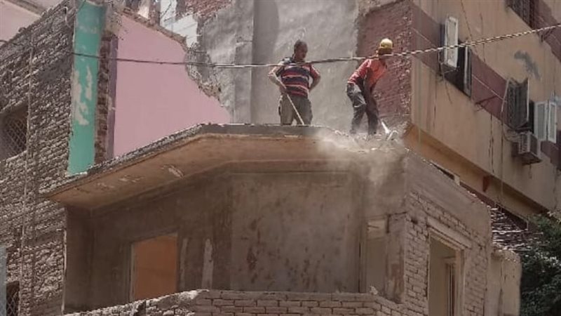 إزالة عقار آيل للسقوط بالجيزة