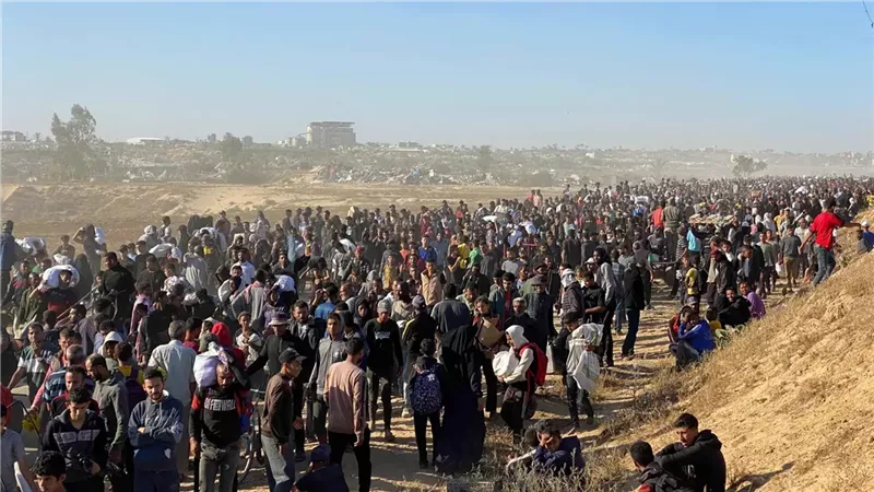 فلسطينيون ينتظرون المساعدات في رفح 