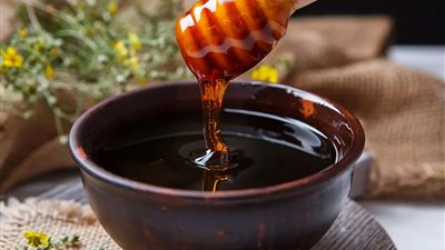 العسل الأسود سر سحري لعلاج من هذه الأمراض .. تعرف عليه 