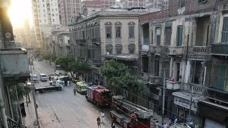 جانب من العقار المنهار 