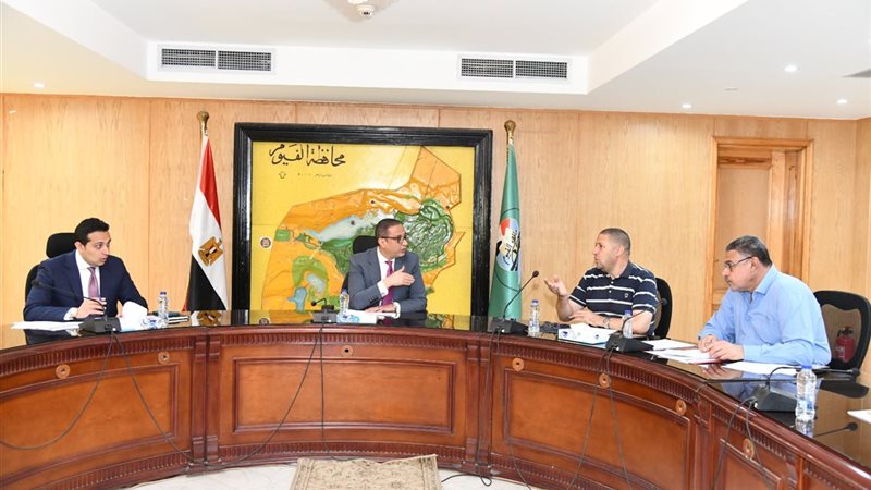 الدكتور / احمد الانصارى محافظ الفيوم أثناء الاجتماع