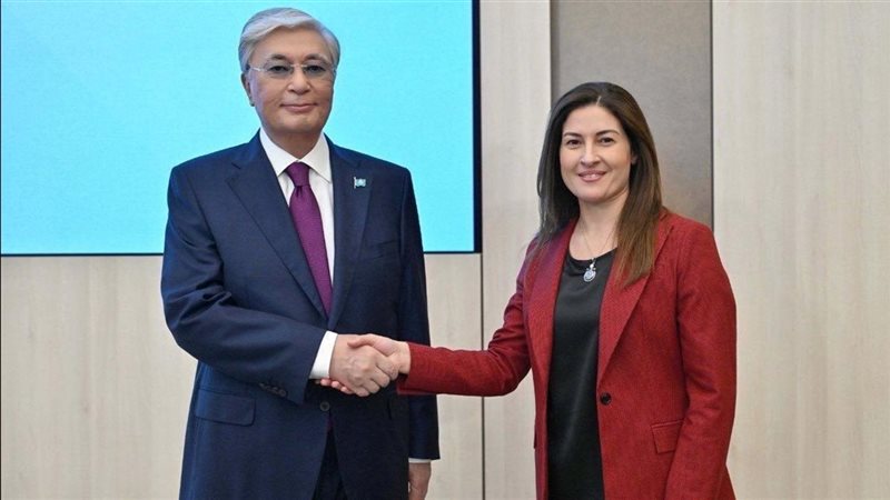 السفيرة المصرية في أستانا مع رئيس كازاخستان